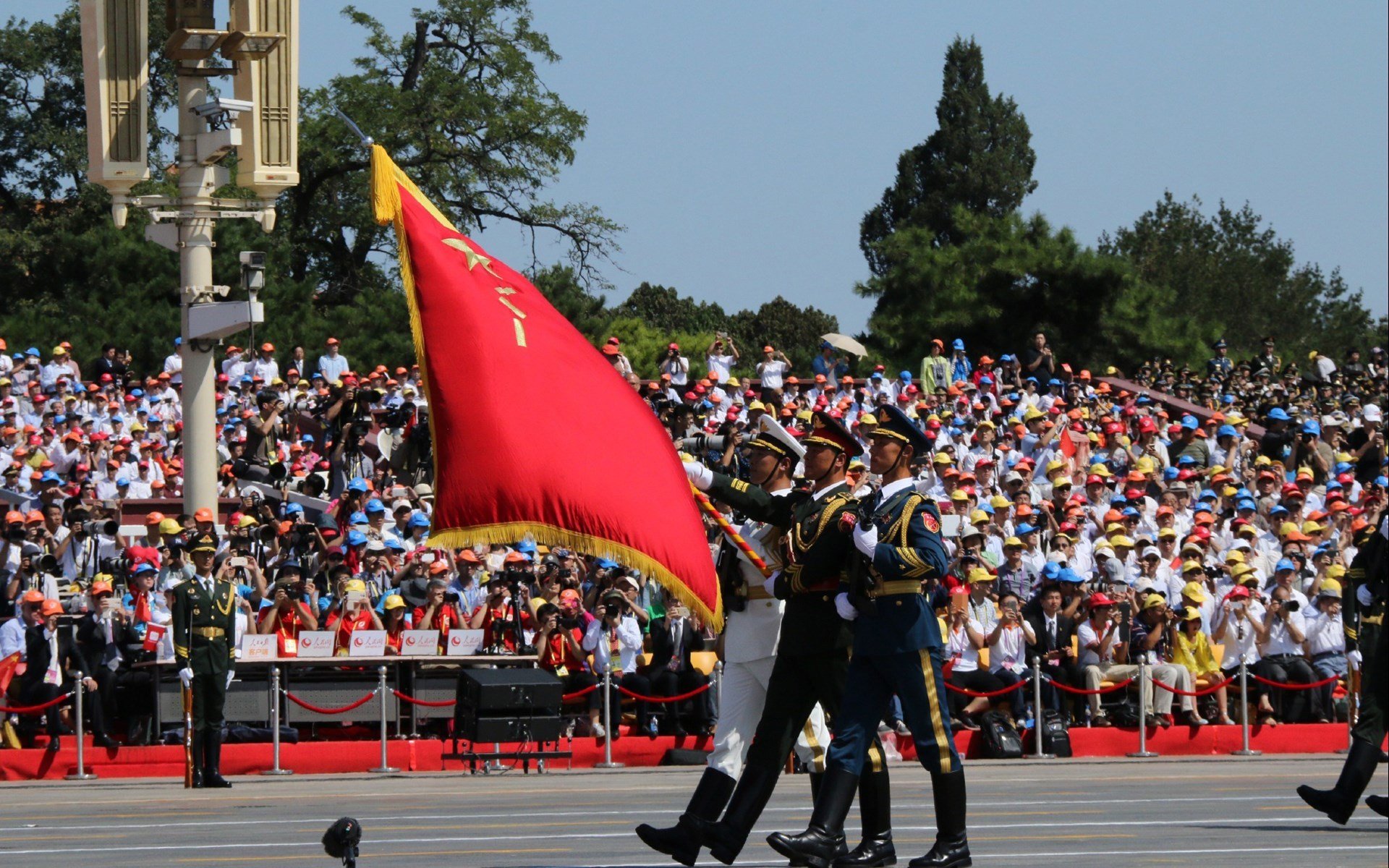 爱游戏娱乐平台-英超球队视频分析系统提升边路防守协同效率,英超当下最流行的战术打法, 或将引领世界足球潮流!