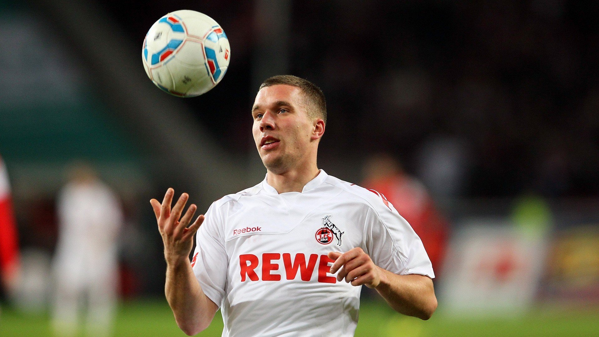 爱游戏在线-_光影奇幻赛：灯光炫彩中的精彩比拼_，奇幻光影嘉年华