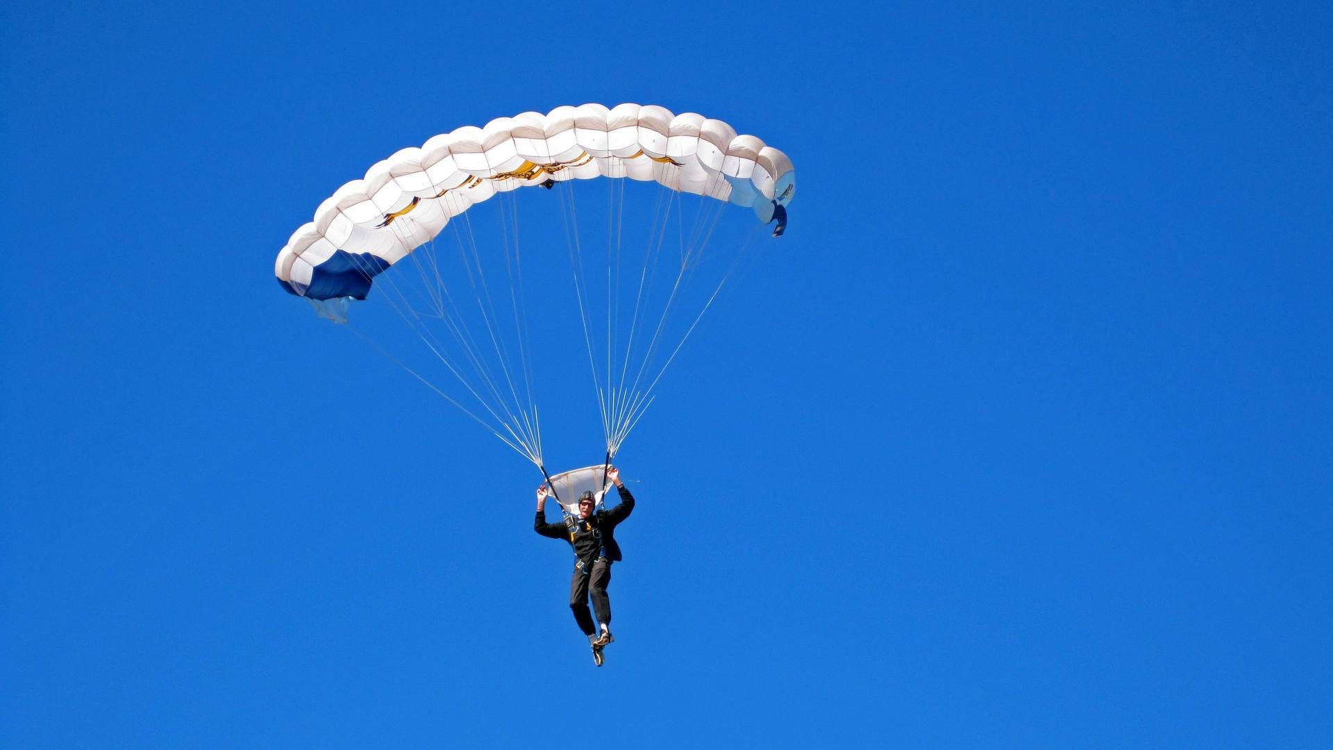 爱游戏在线-校企合作推动篮球青训产业化，打造全国青少年训练网络，青少年篮球训练营的简介