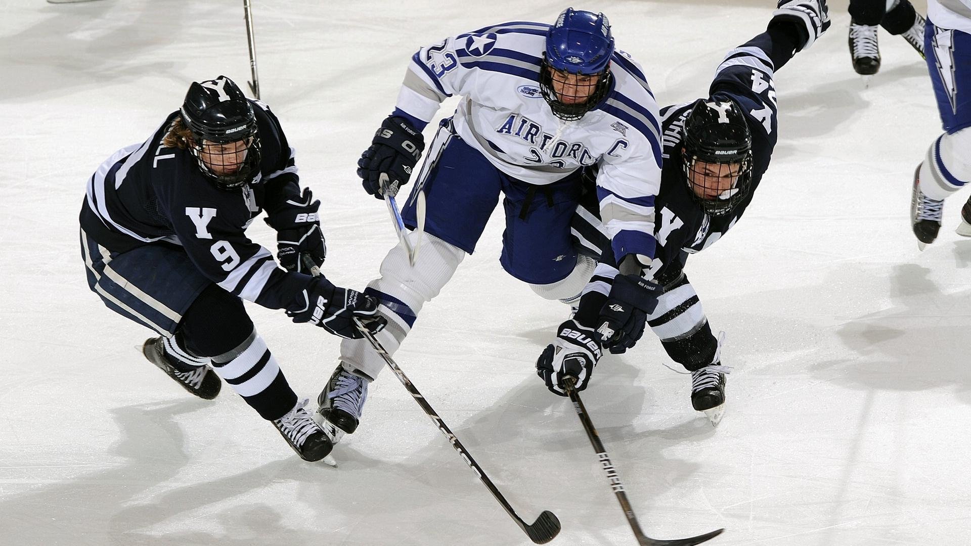 爱游戏体育电竞娱乐-球场冲突：暴力事件背后的原因分析，足球场暴力冲突